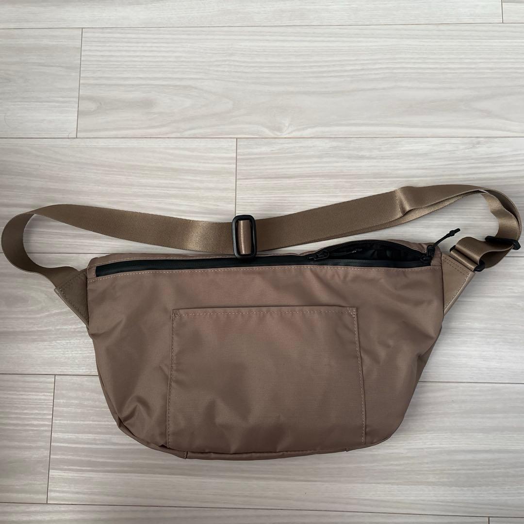 レザーフラップジップショルダーバッグ/ボディバッグ　ベージュ　イアパピヨネ