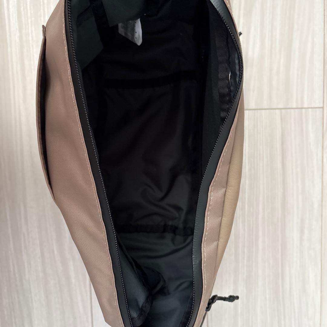 レザーフラップジップショルダーバッグ/ボディバッグ　ベージュ　イアパピヨネ