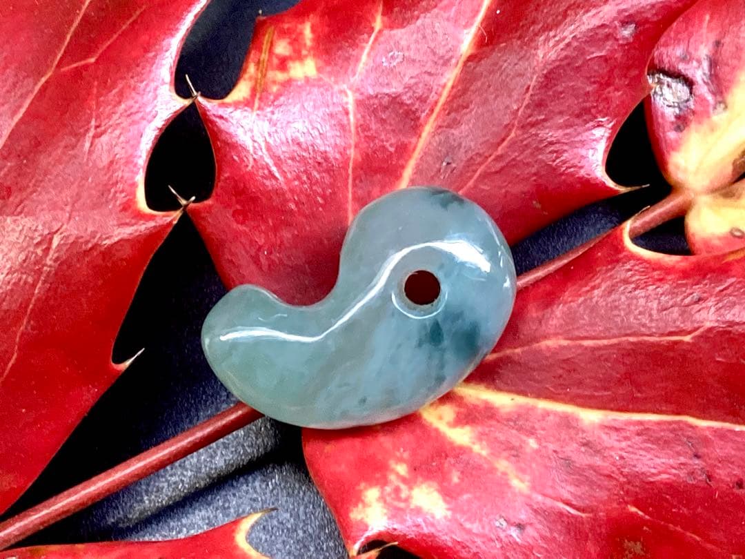 ✳鑑別書を取得するほどの驚きの透明感‼️糸魚川翡翠ジェダイト勾玉　コレクションに‼️