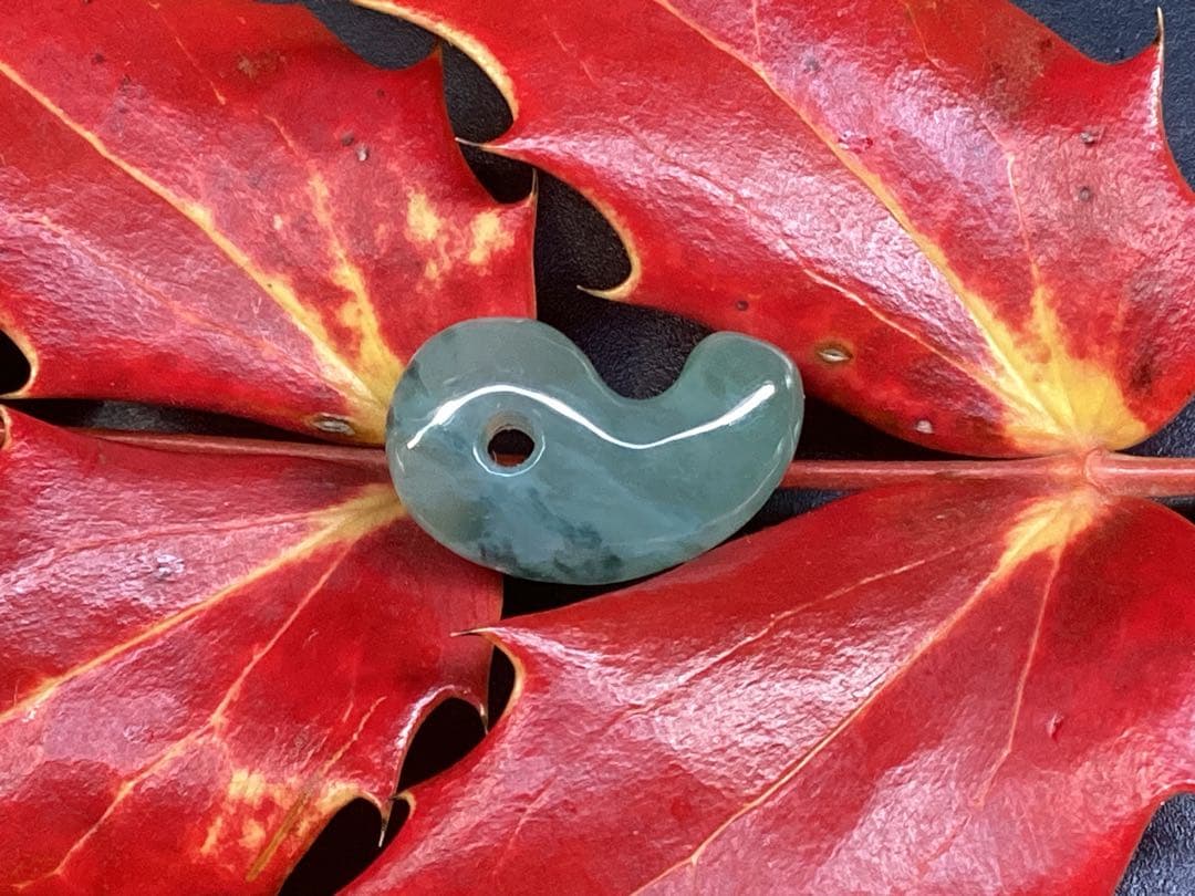 ✳鑑別書を取得するほどの驚きの透明感‼️糸魚川翡翠ジェダイト勾玉　コレクションに‼️