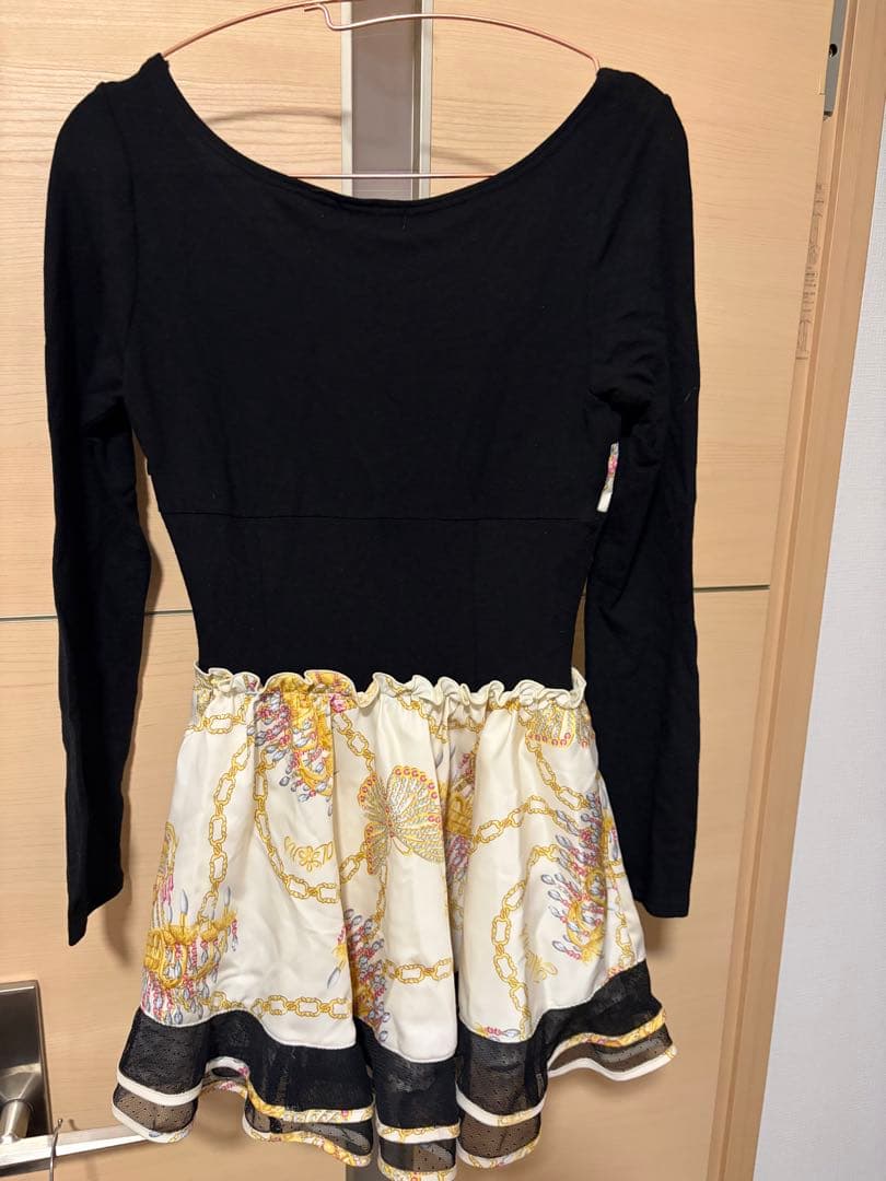 フリル付きミニワンピース 黒・白・金 MA＊RS