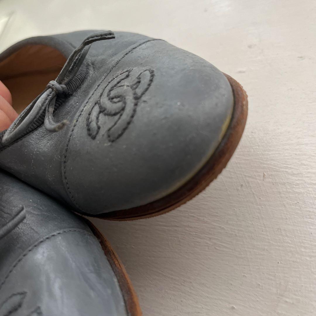 CHANEL グレー フラットシューズ
