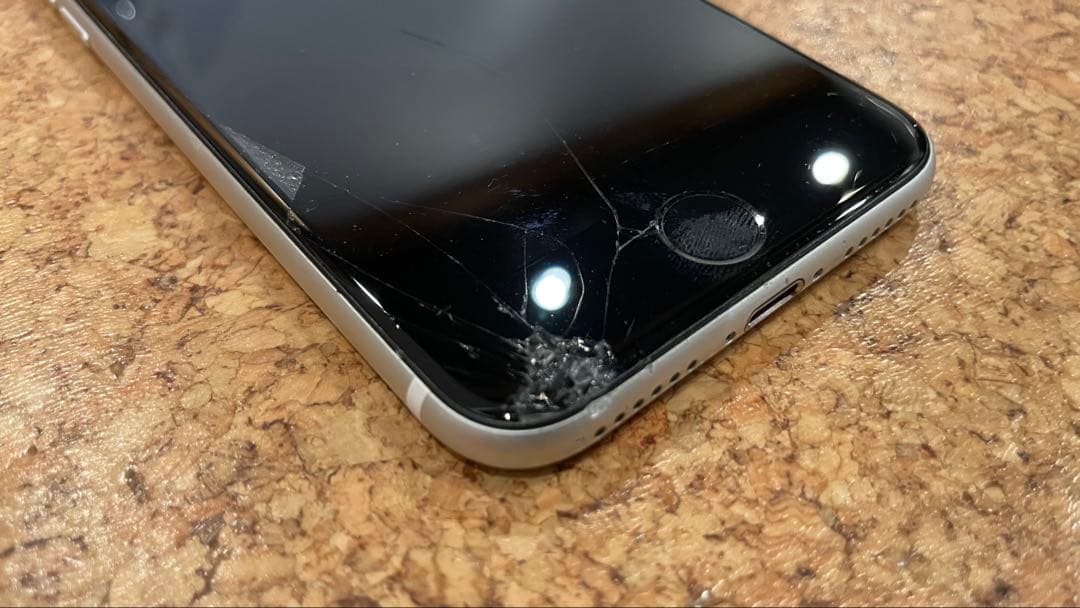 iPhone SE (第2世代) 128GB ホワイト スクリーンひび割れあり