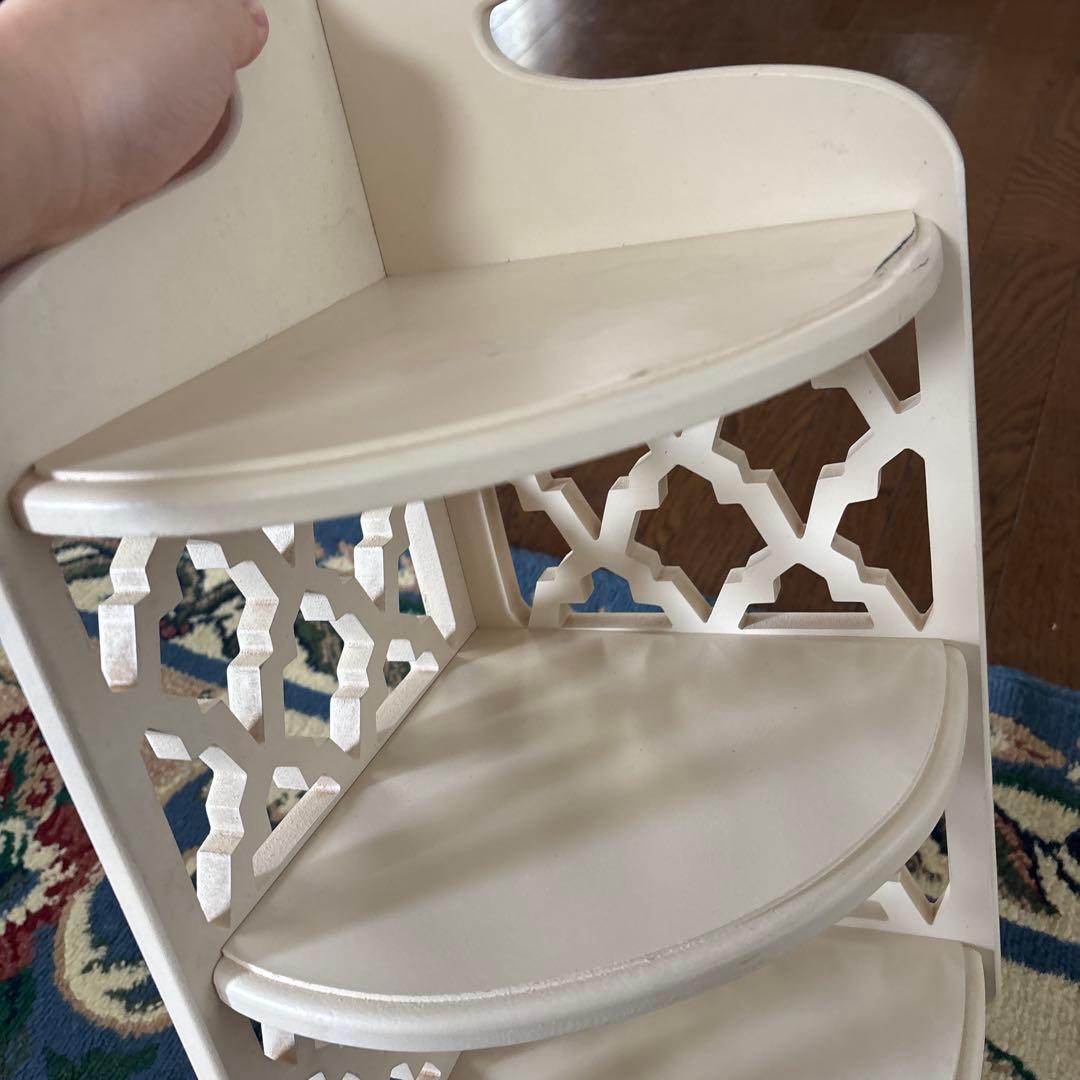 ホワイト木製シェルフ 3段 コーナーラック　飾り棚　アラベスク模様