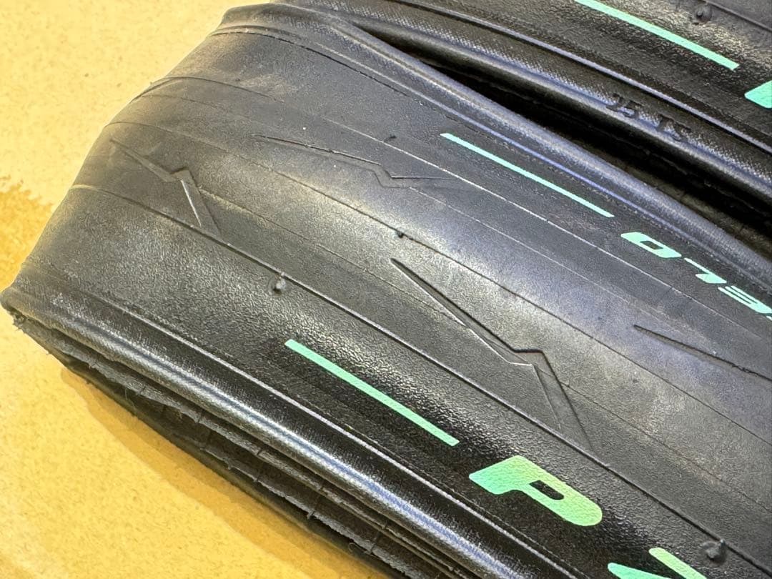 ピレリ　P ZERO チェレステカラー