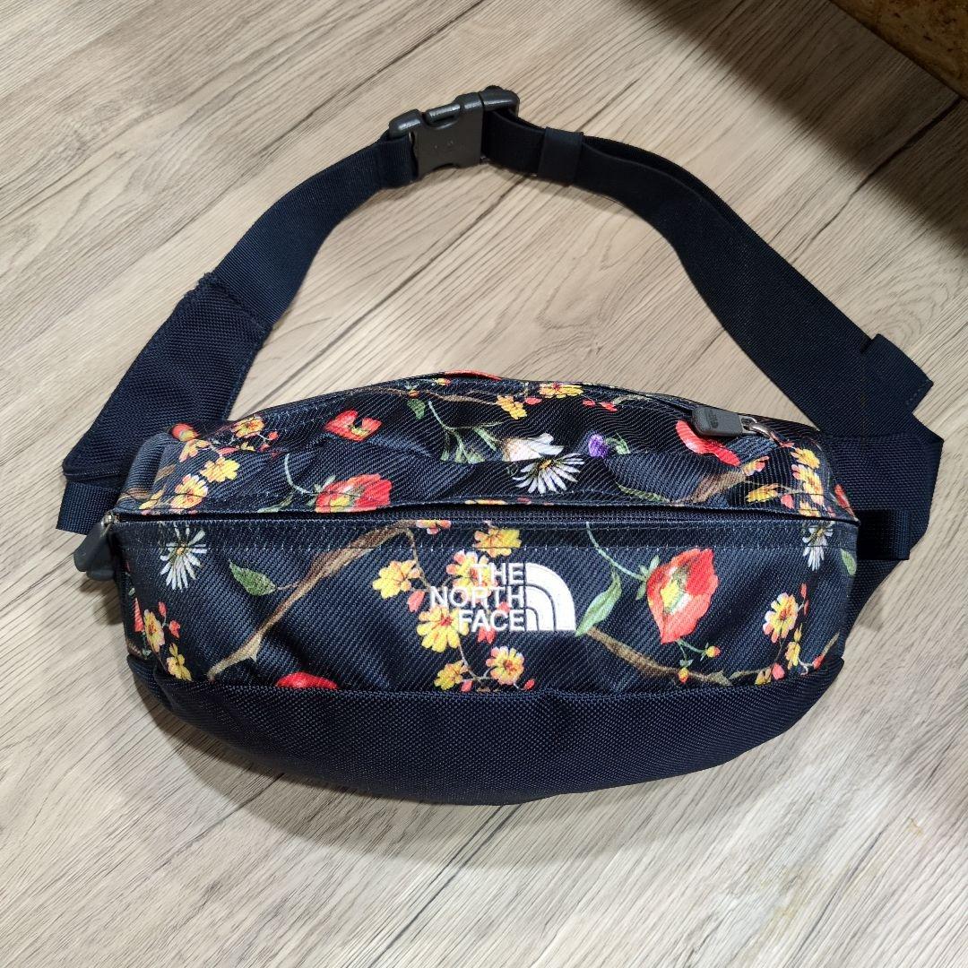 極美品　THE NORTH FACE 花柄ボディバッグ