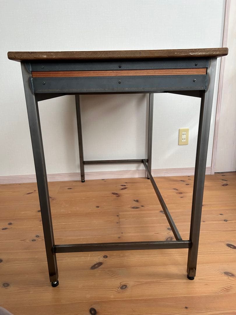アイアンと木製の机　デスク