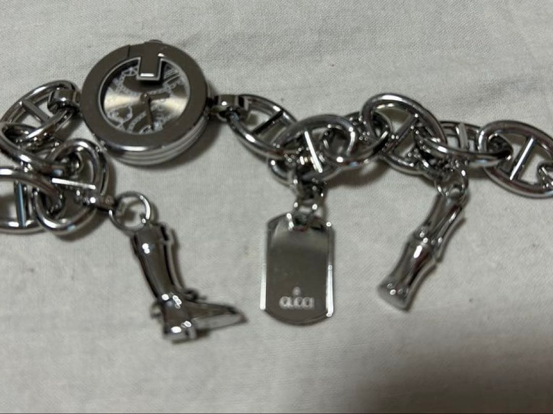 【お値下げ中美品】GUCCI チャーム付きチェーンブレスレットレディース腕時計