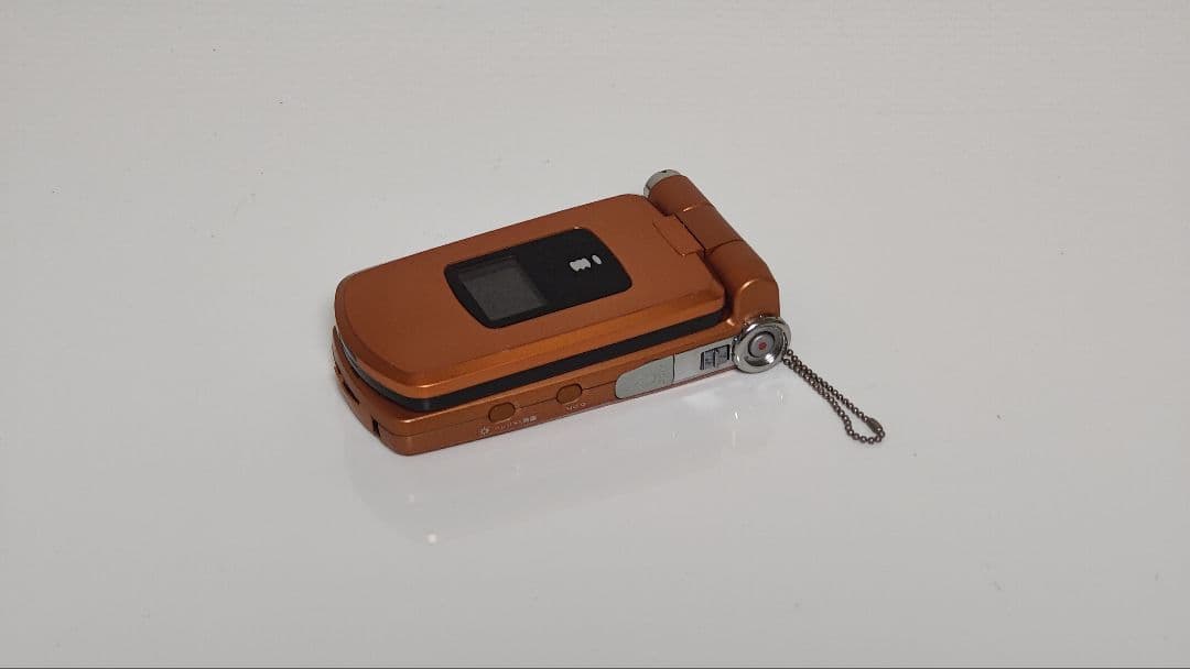 レア docomo P900iV オレンジ 通電OK 動作品 ガラケー 本体