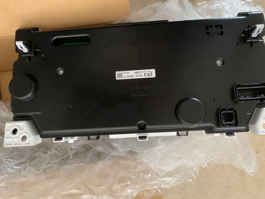 JB64W ジムニー　スピードメーター新品