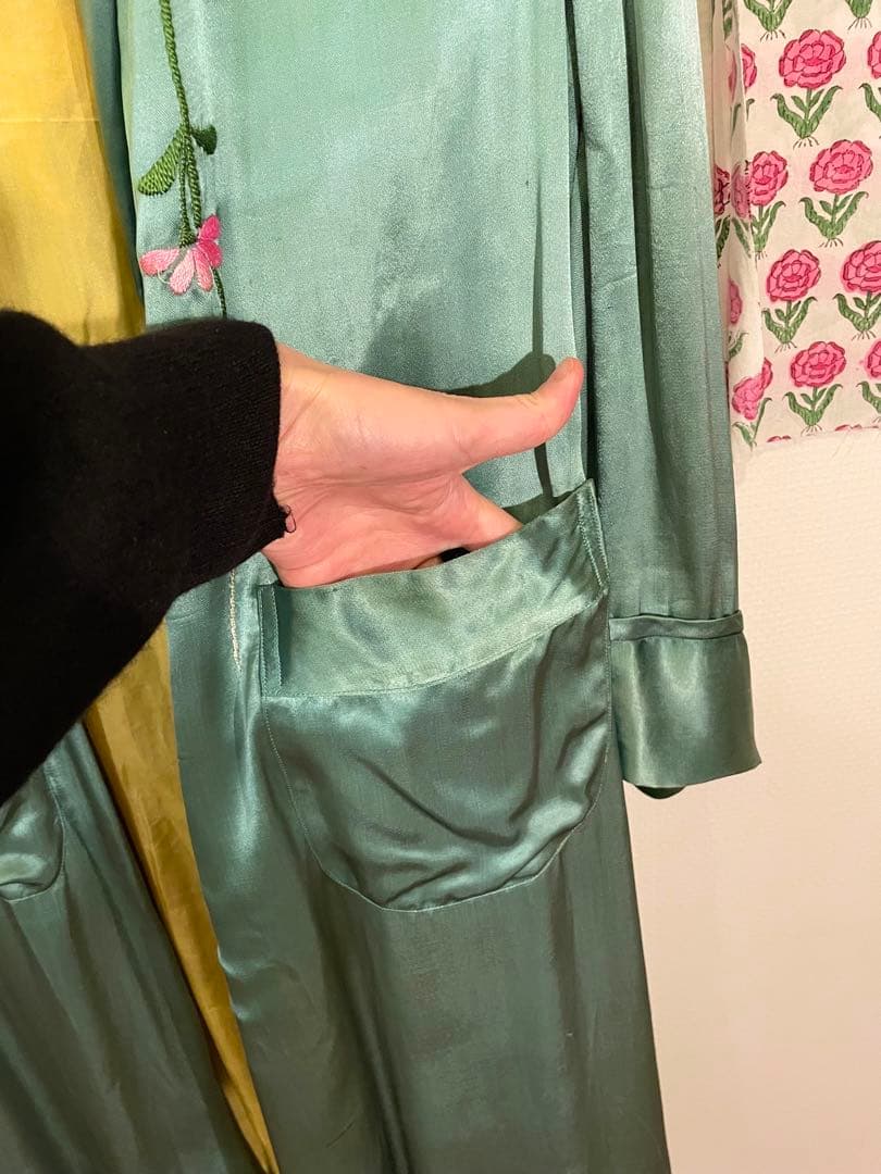 専用　Sunny Vintage ミントグリーンサテン 花柄刺繍 チャイナガウン