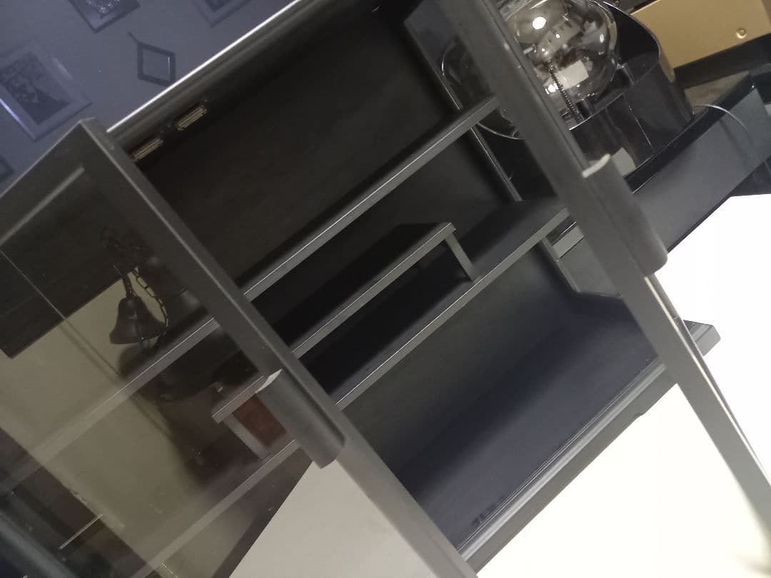 スタイリッシュ　モダン　三面　硝子　マット　ブラック　ショーケース　三段