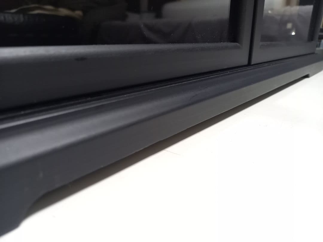 スタイリッシュ　モダン　三面　硝子　マット　ブラック　ショーケース　三段