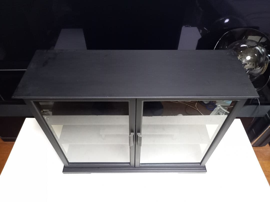 スタイリッシュ　モダン　三面　硝子　マット　ブラック　ショーケース　三段