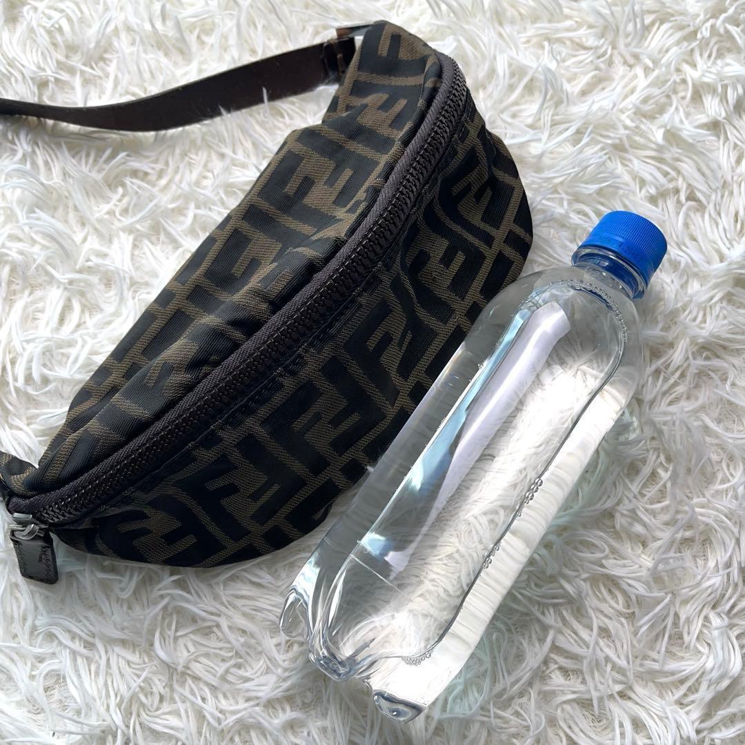 FENDI ショルダーバッグ ナイロン 本革 ズッカ柄 ロゴ型押し ブラウン