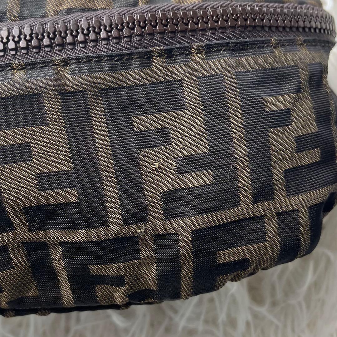 FENDI ショルダーバッグ ナイロン 本革 ズッカ柄 ロゴ型押し ブラウン