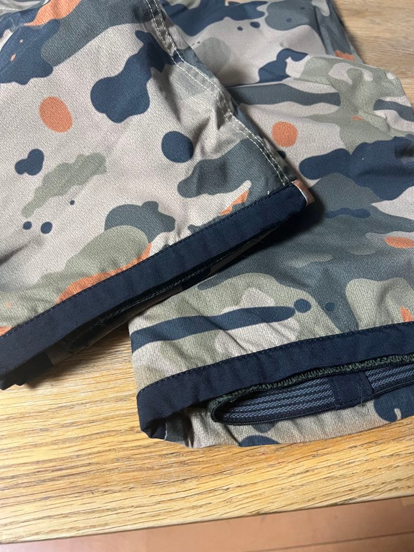 【超美品】BURTON 子ども用 ジャケットと迷彩パンツセット　Ｓ