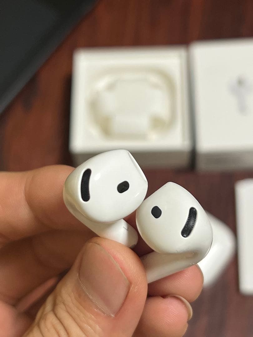 【らいとひかる 】Airpods 4 ANC無し。mxp63j/a