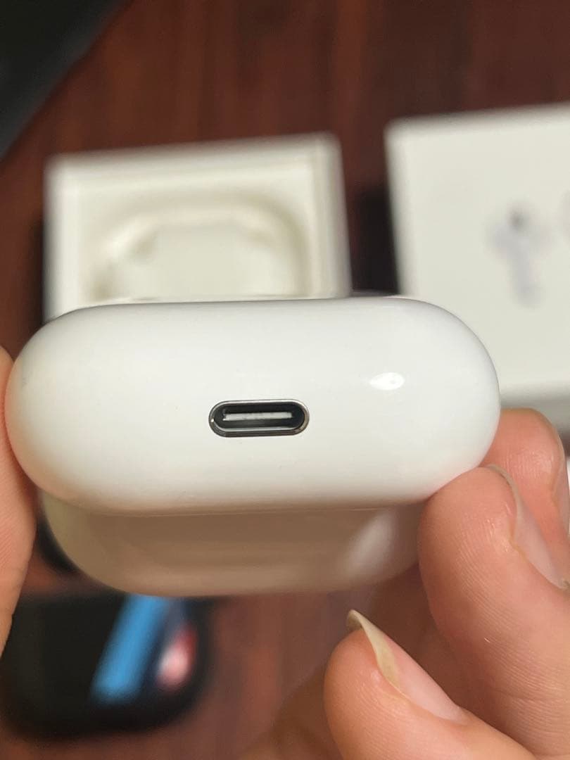 【らいとひかる 】Airpods 4 ANC無し。mxp63j/a