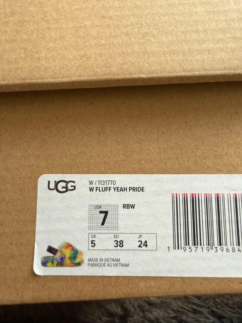年内最終セール★新品UGG W FLUFF YEAH PRIDE RAINBOW