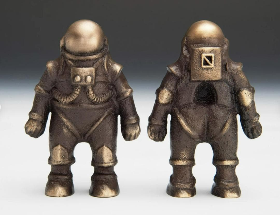 月ロケットと宇宙飛行士の置物　金属製　作家もの