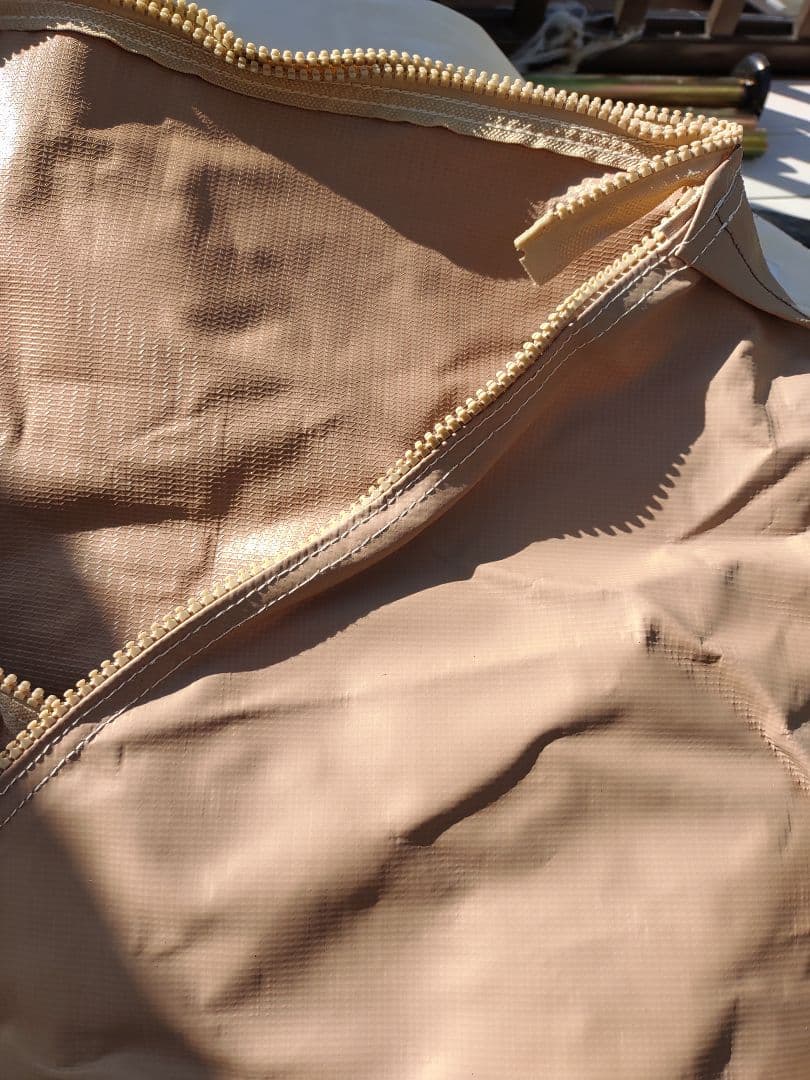 高さ3ｍで直径4ｍの化繊ワンポールテント