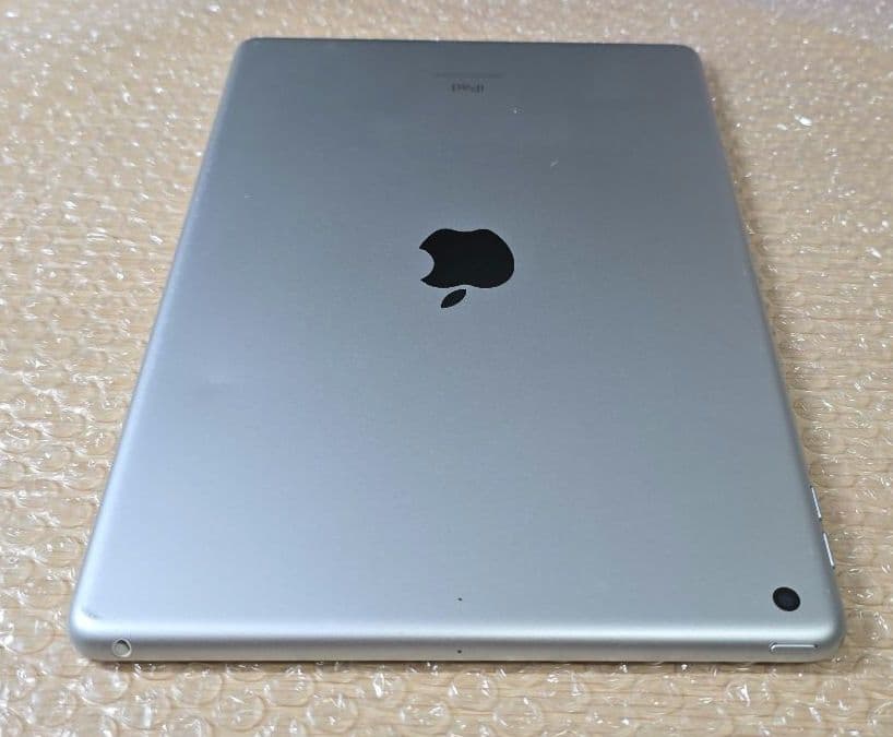 a*m様 iPad 8◼️バッテリー良品◼️純正充電ケーブルアダプタ付属■205