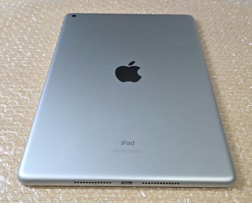 a*m様 iPad 8◼️バッテリー良品◼️純正充電ケーブルアダプタ付属■205