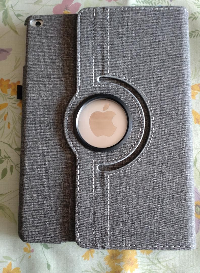 [良品] iPad 　第6世代 Wi-Fiモデル シルバー　ケース付き