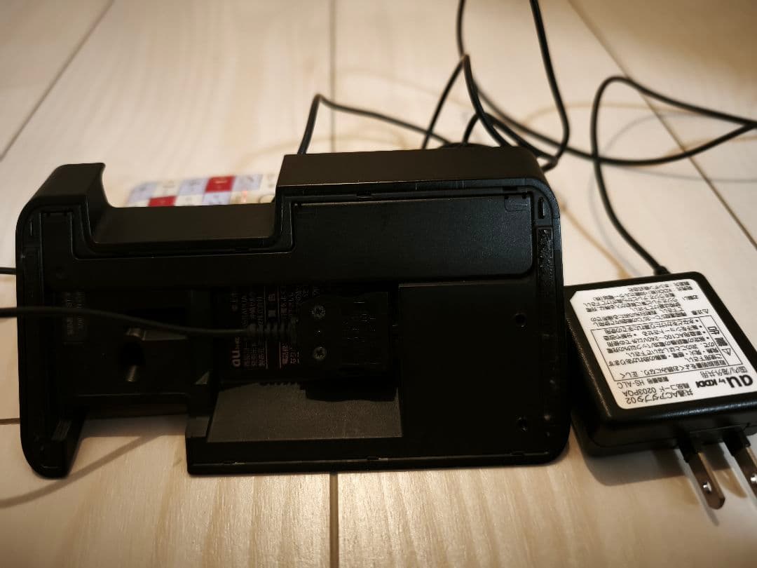 INFOBAR 2インフォバー 錦鯉 携帯電話本体 充電器付き