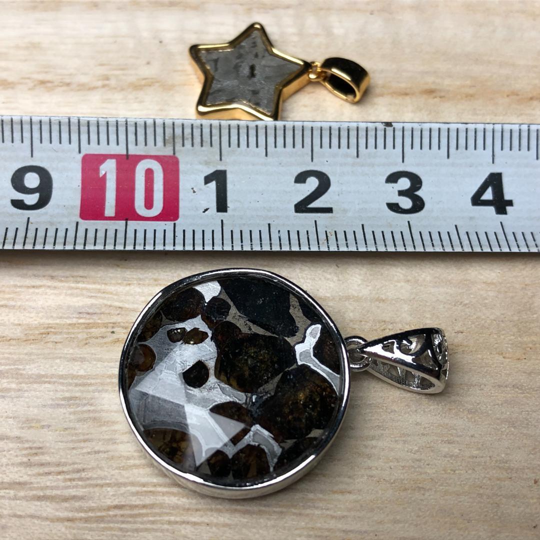 パラサイト隕石　アルタイ隕石 ペンダントトップ　隕石　2点 重さ約8ｇ　共箱