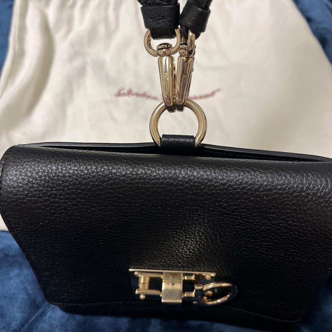 Salvatore Ferragamo ブラックレザーショルダーバッグ