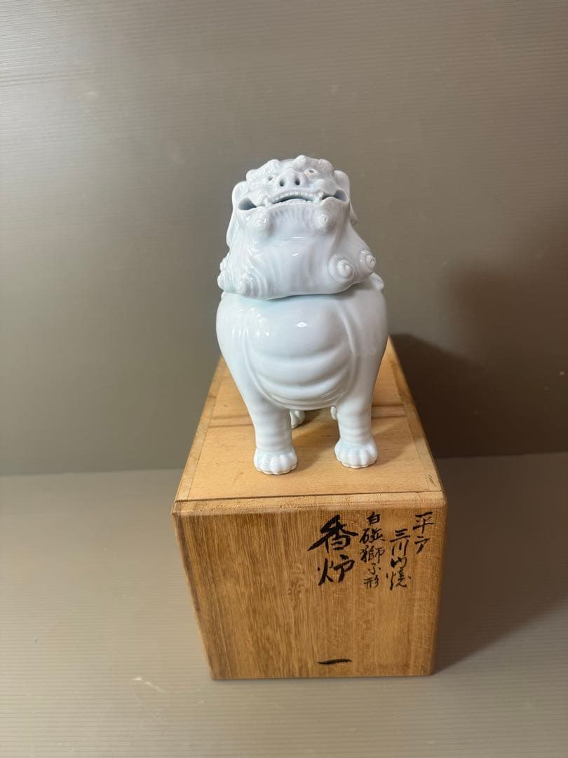 2905 無形文化財　平戸　三川内焼　白磁獅子　香炉　陽山松太郎作