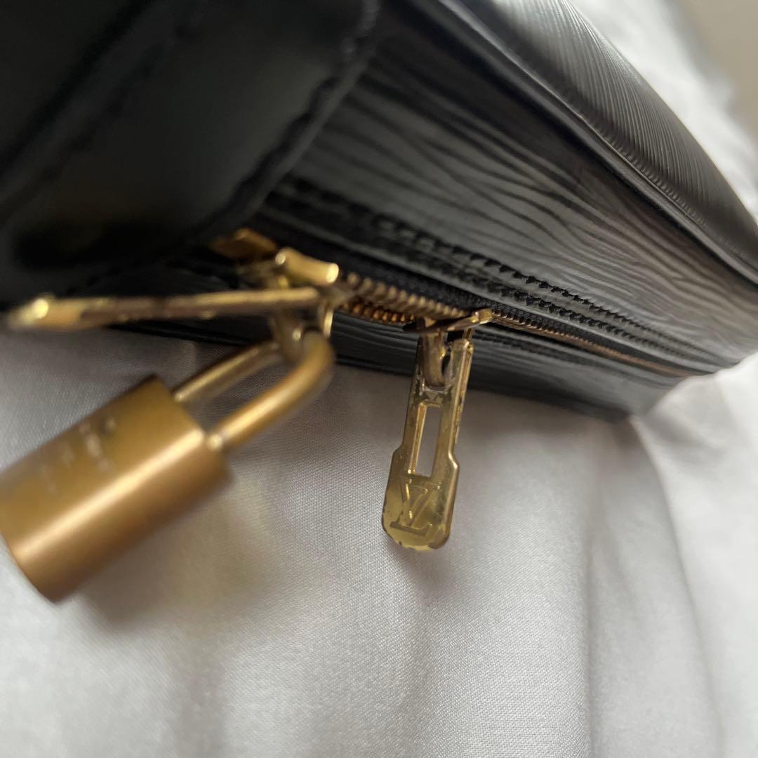 Louis Vuitton エピ ポルトドキュマン(Watchworld)