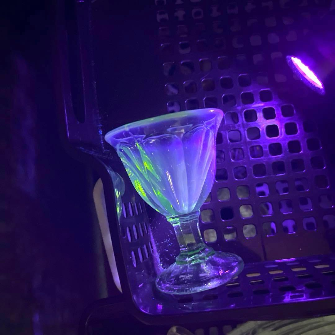 骨董　時代ガラス　希少若草色　乳白暈し　菊割底　アイスクリームカップ　著書掲載品