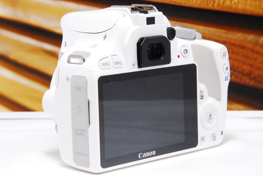 「スマホ卒業」最初の一眼に Canon Kiss X7 ホワイト スマホ転送