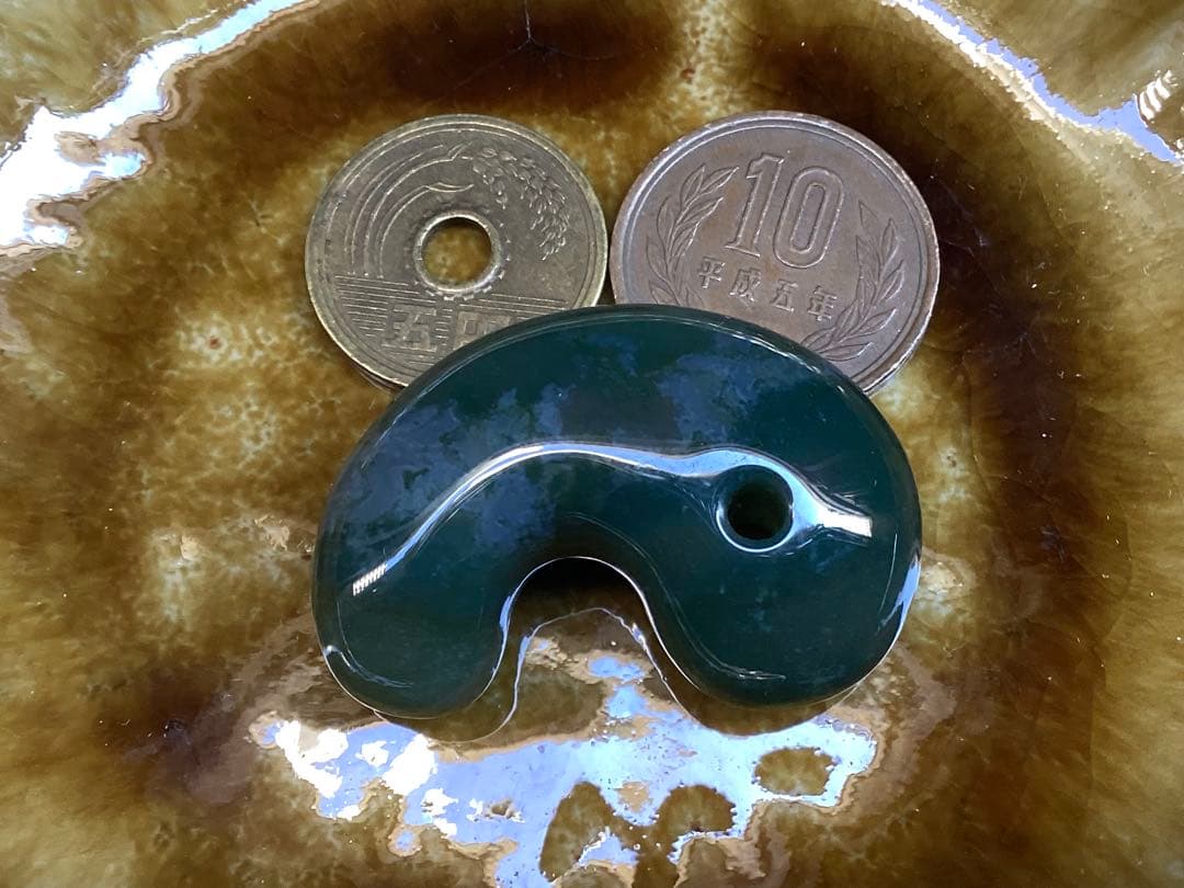 出雲青色*碧玉　入手困難な人気の透かし模様勾玉　幸運導く御守り‼️鑑別書付の本物を