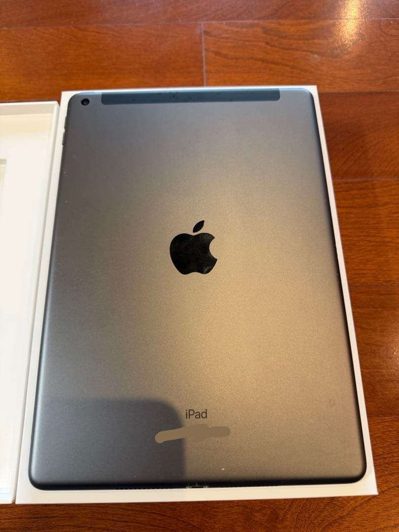 iPad (第8世代) Cellerモデル本体 充電器付き