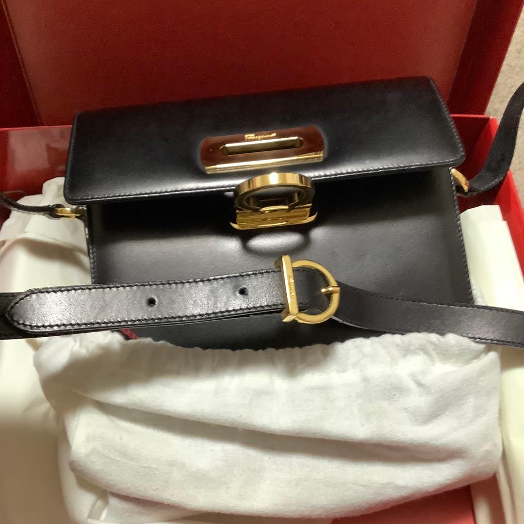 フェラガモ　ショルダーバッグ