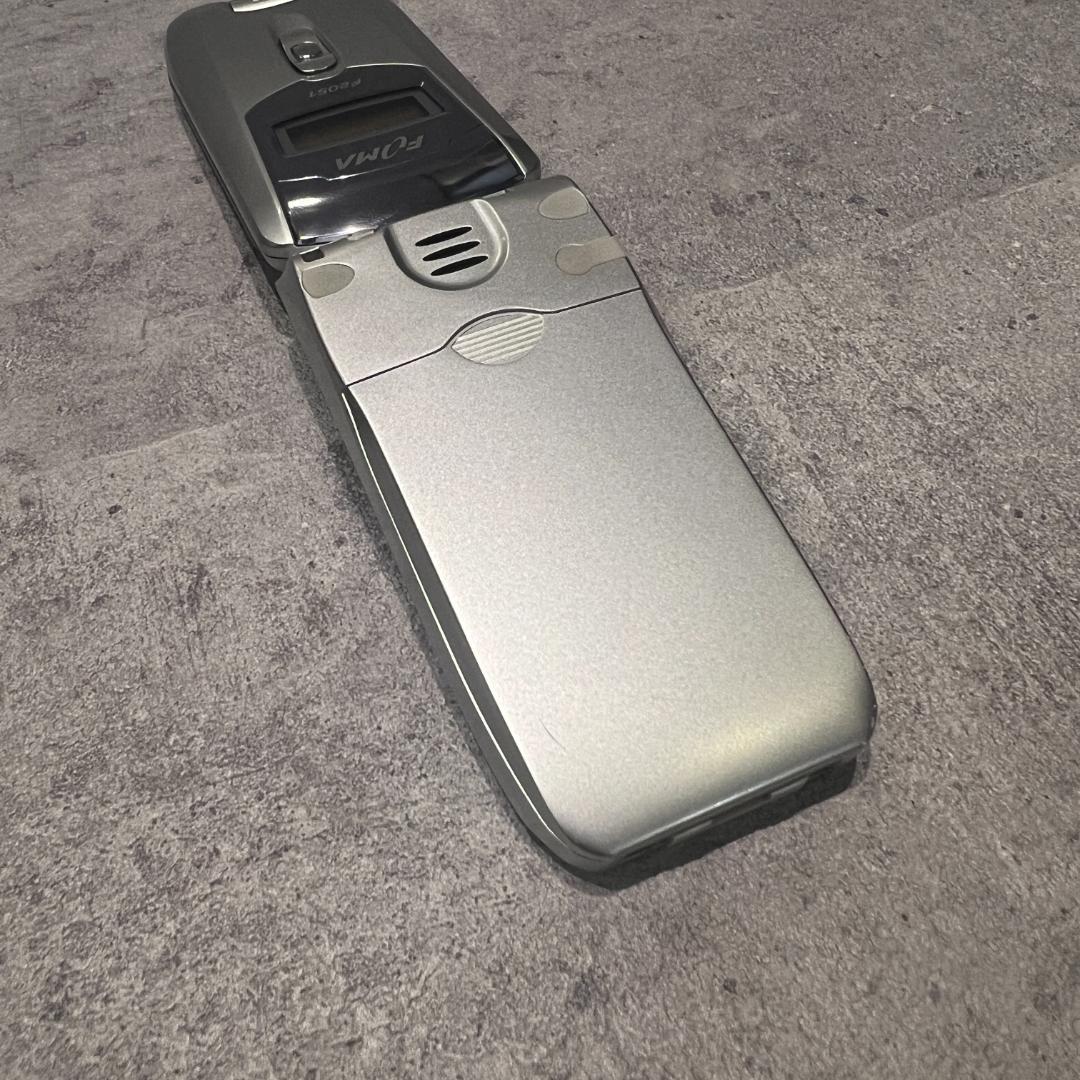 ドコモdocomoFOMAガラケーF2051シルバー未使用に近い付属品あり