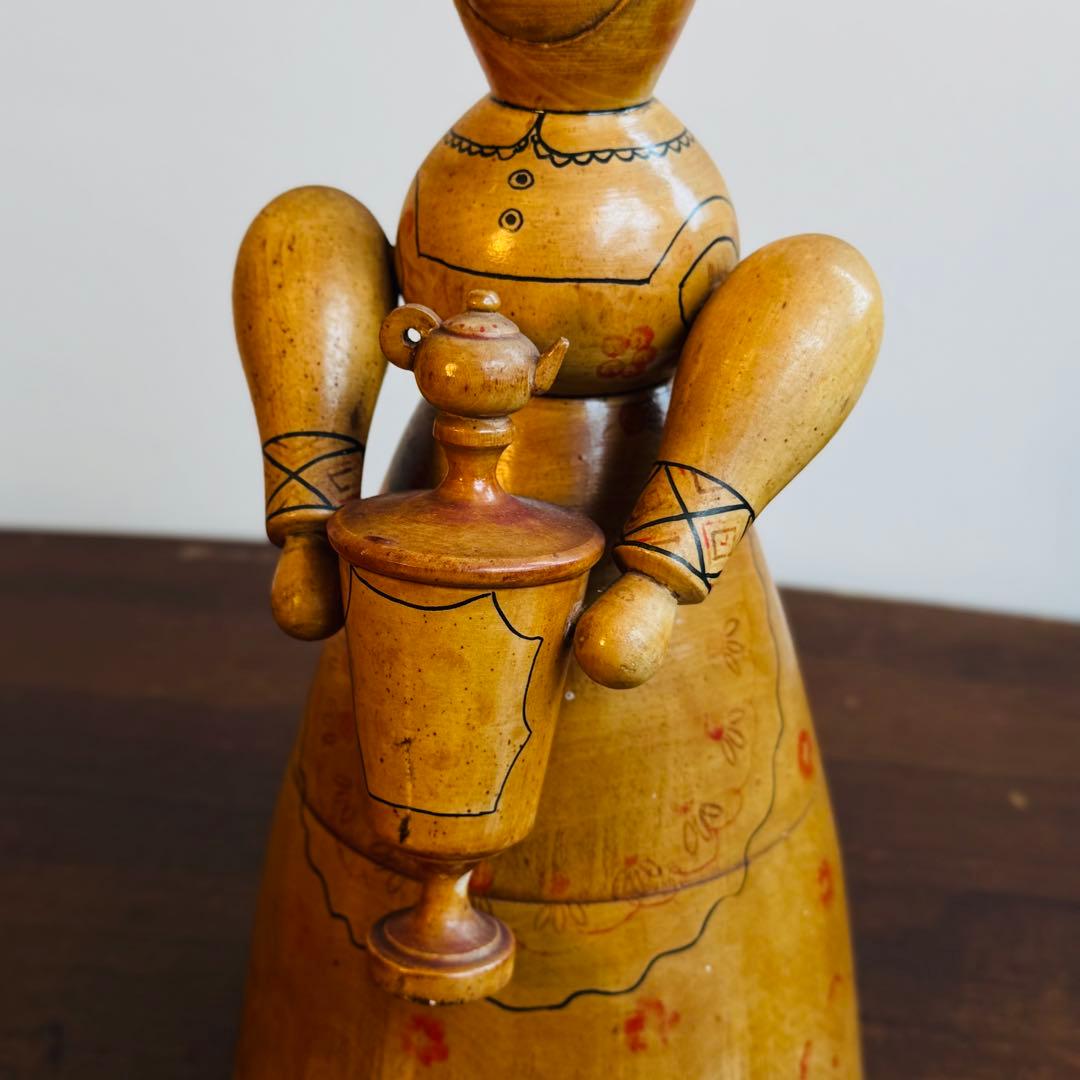 ソ連 1971年製 木製人形（セミョノフ製／サモワールを抱く女性）