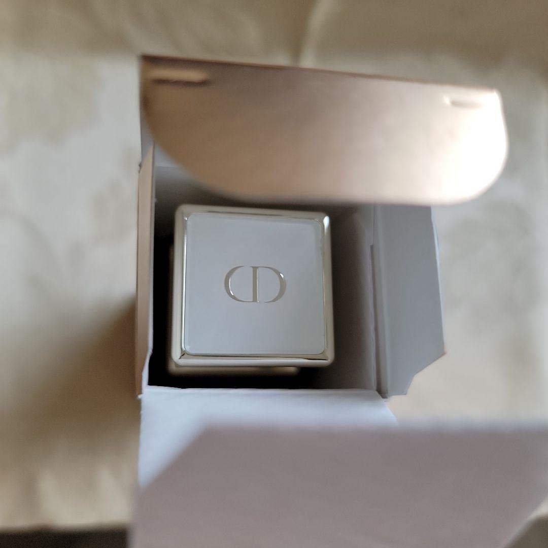 Dior Prestige Light in White UVプロテクター 01