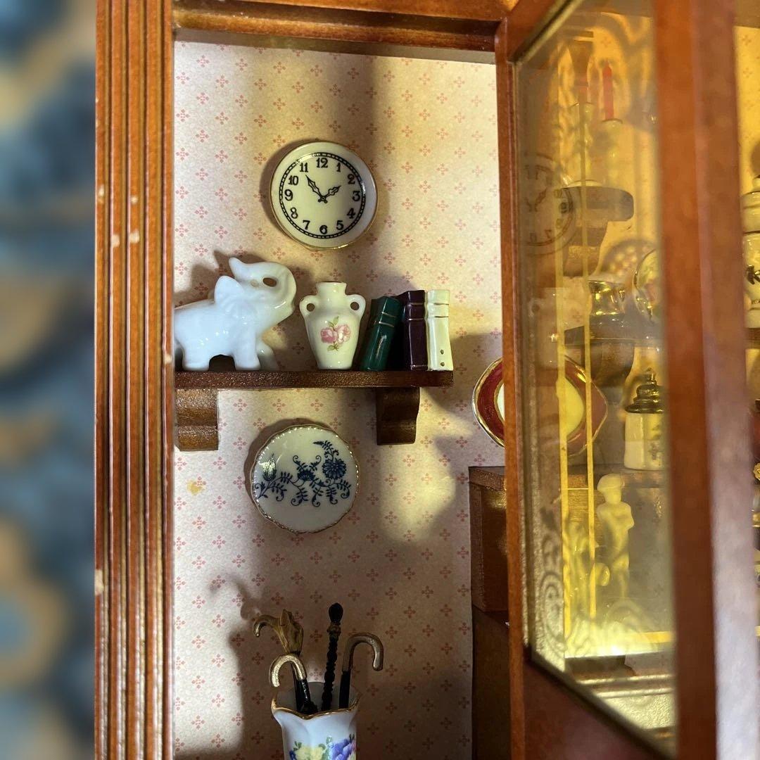 ロイターポーセリン木製ミニチュアキャビネット 23日までになります。