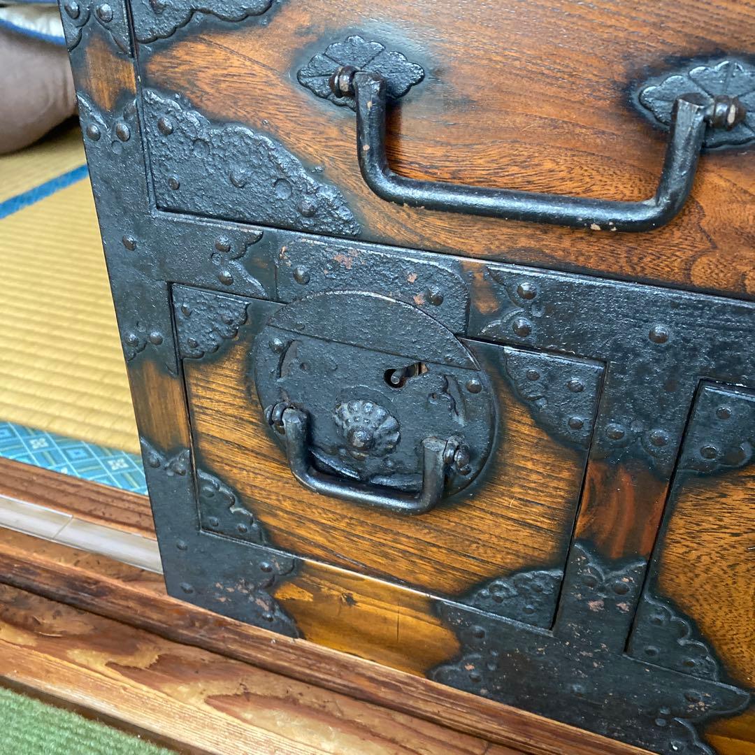 日本の伝統的な木製タンス　時代箪笥風　鍵付き　工芸品