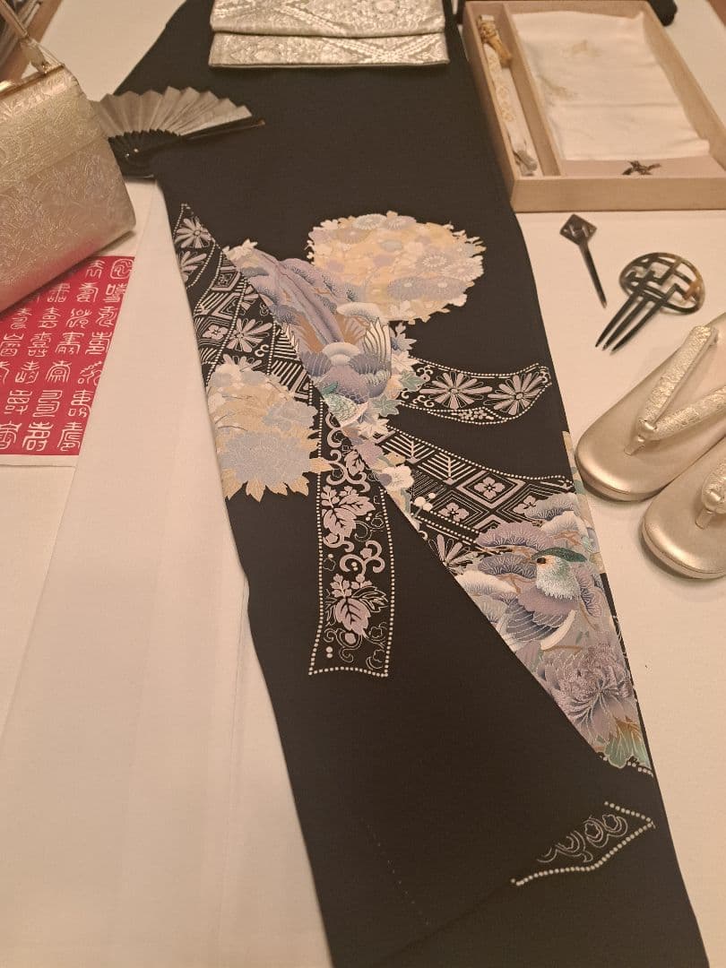 美品❇️手描友禅　刺繍　黒留め袖 　 比翼仕立て　５つ紋　フルセット