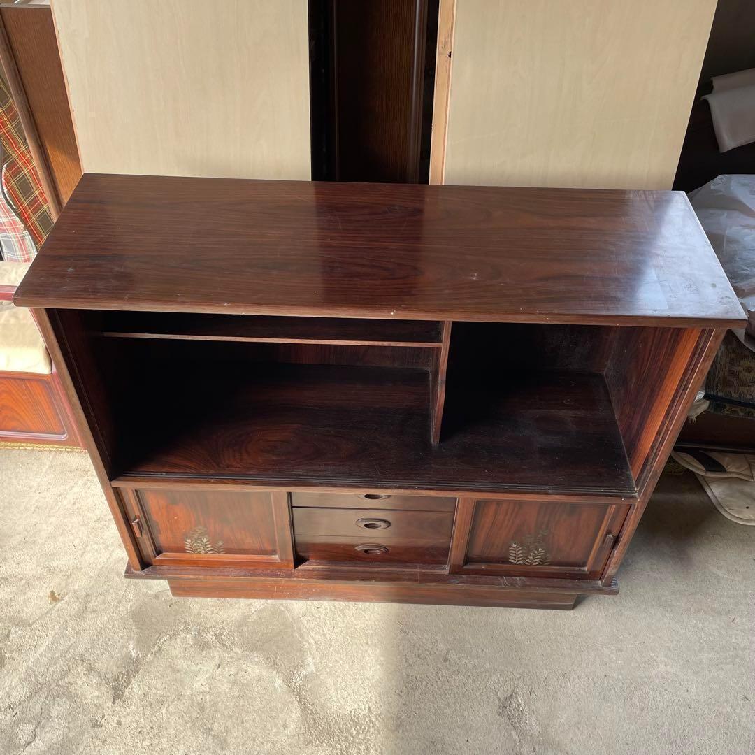 木製ダークブラウンキャビネット ガラス扉付き