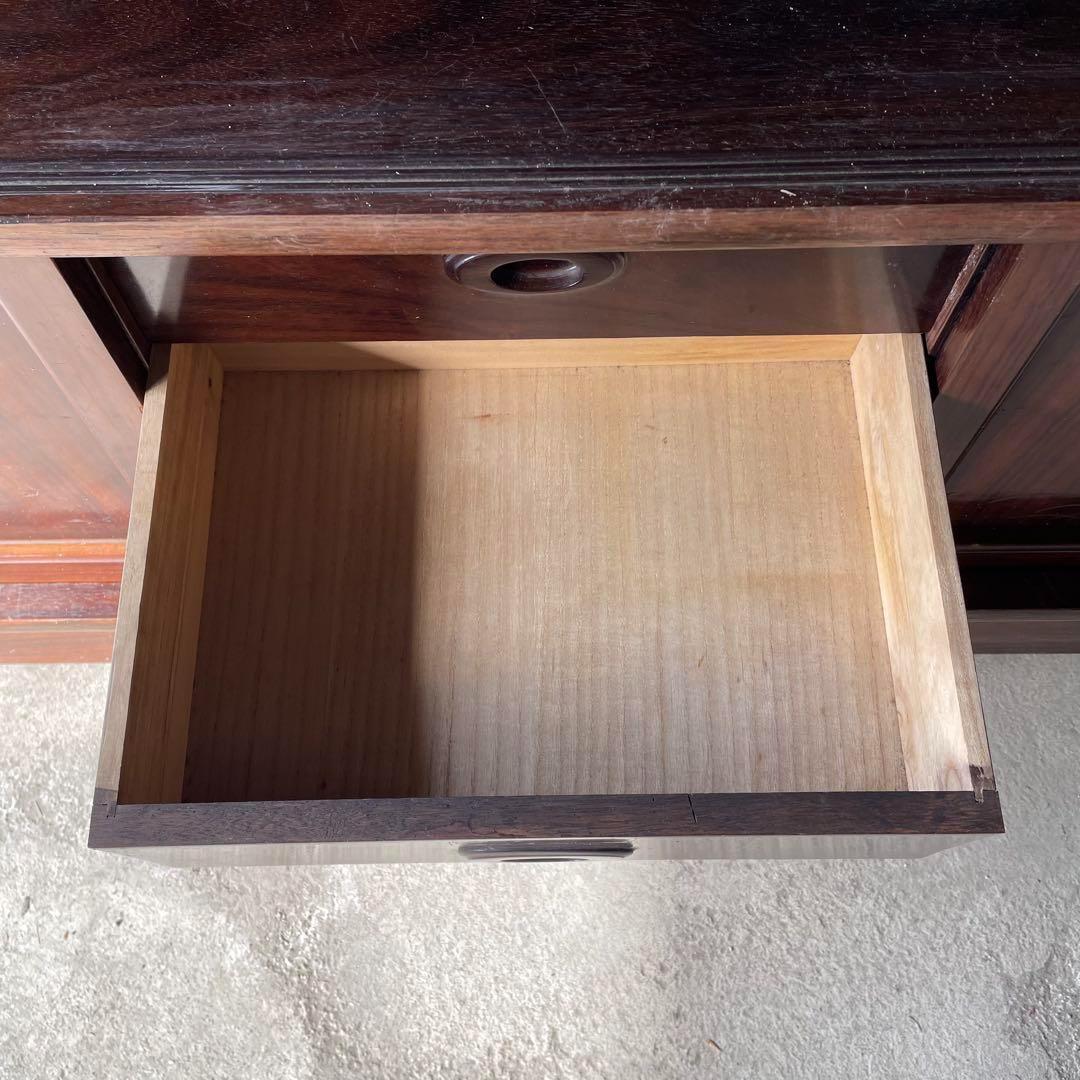 木製ダークブラウンキャビネット ガラス扉付き