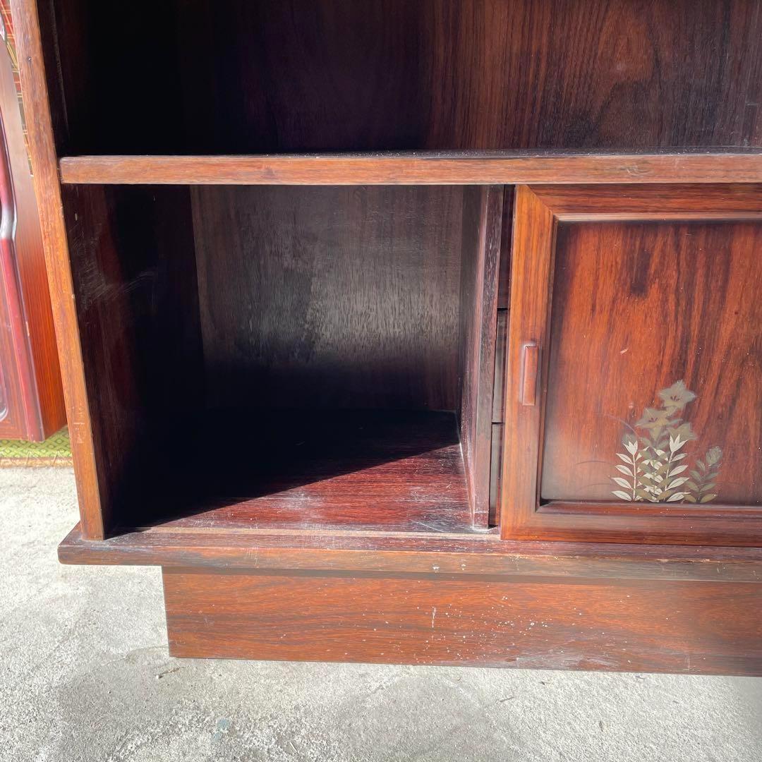 木製ダークブラウンキャビネット ガラス扉付き