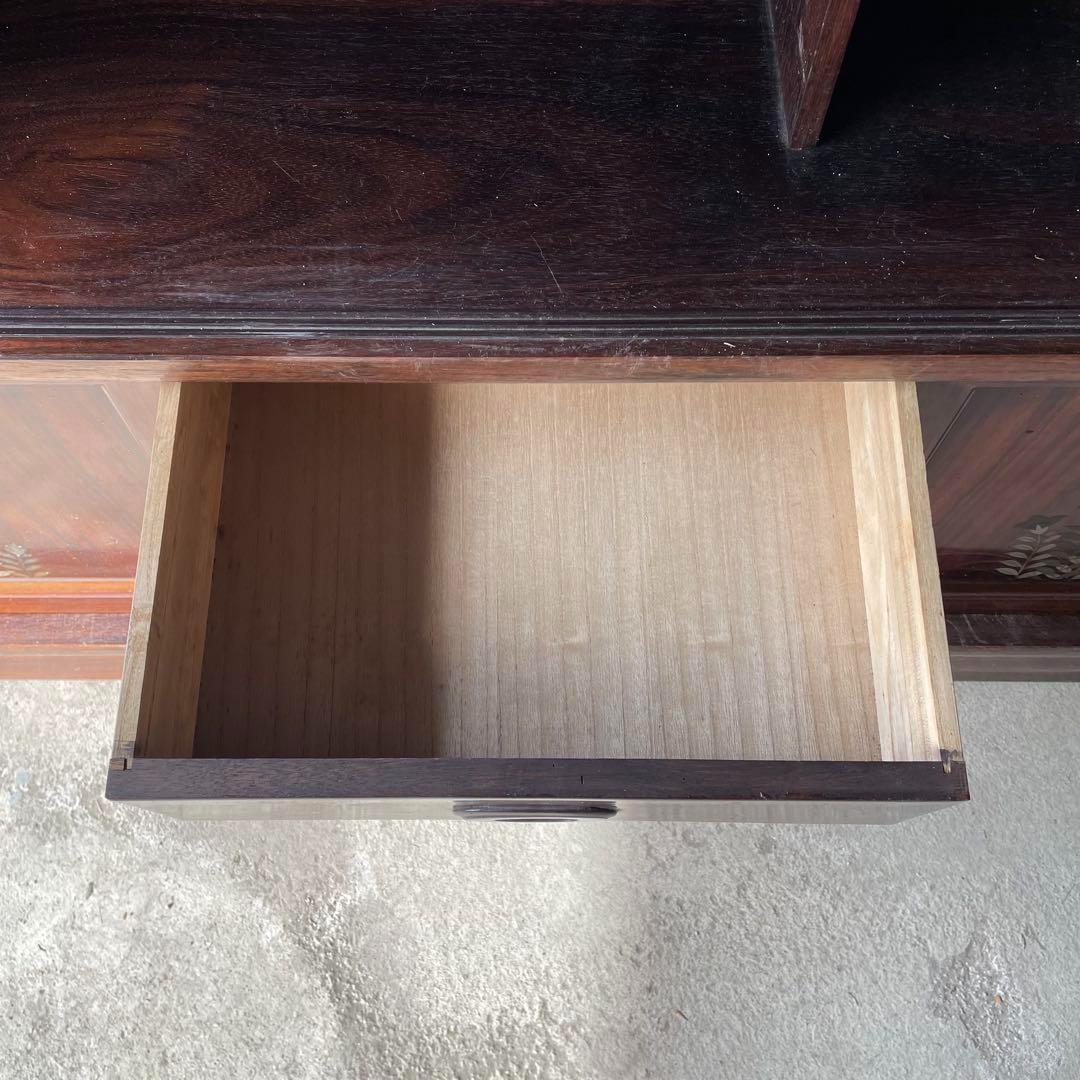 木製ダークブラウンキャビネット ガラス扉付き