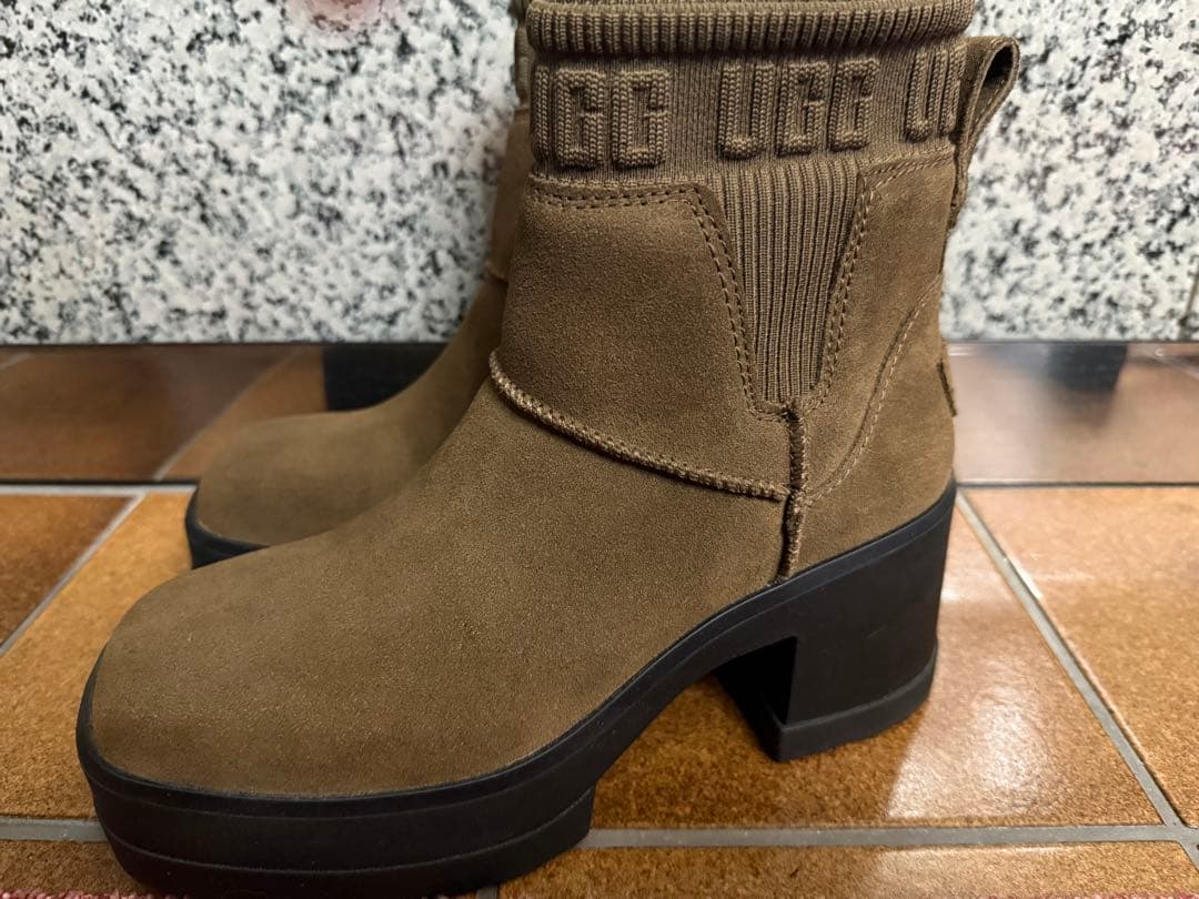 極美品UGG厚底モクシーチェルシー ダークブラウン 25cm